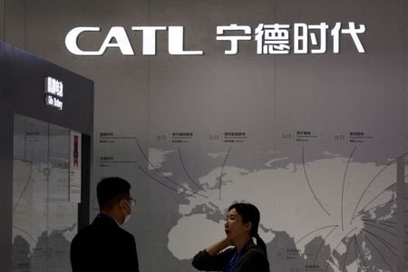 　５月２０日、中国の車載電池大手、寧徳時代新能源科技（ＣＡＴＬ）が香港市場に上場し、初値は公開価格（２６３香港ドル）を１２．５％上回る２９６香港ドルだった。写真は中国国際サプライチェーン促進博覧会の同社のブース。２０２３年１１月、北京市内で撮影（２０２５年　ロイター/Florence Lo）