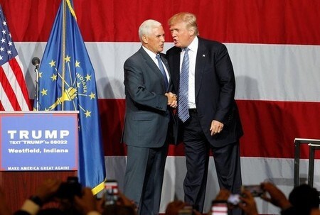 ７月１４日、ドナルド・トランプ氏（右）が１５日にインディアナ州のマイク・ペンス知事（左）を副大統領候補に指名する見通しと、ニュースサイトのロール・コールが１４日報じた。写真は７月１２日、インディアナ州ウエストフィールドで撮影（２０１６年　ロイター/John Sommers II）
