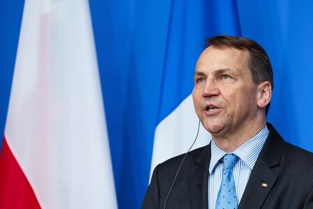 ポーランドのシコルスキ外相（写真）は２７日、同国内におけるロシア外交官の移動を制限すると発表した。２２日撮影（２０２４年　ロイター/Lisi Niesner）