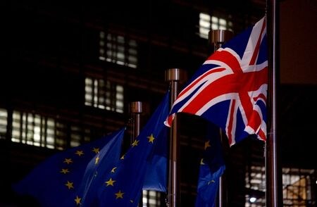 英国のＥＵ離脱を巡り、英政府は２０日、離脱後の貿易協定に道を開くためＥＵ側が譲歩すべきとの立場を表明した。これに対しＥＵのバルニエ首席交渉官は、ＥＵには自らの利益を守る権利があると強調した。写真は英国とＥＵの旗。ブリュッセルで９日撮影（２０２０年　ロイター／Johanna Geron）