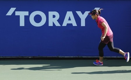 　１１月２８日午前の東京株式市場で東レが急落。共同通信は同日、東レが子会社「東レハイブリッドコード」の製品検査データ書き換えについて午前１０時半から社長会見を行うと報じた。写真は２０１３年、都内で撮影（２０１７年　ロイター/Issei Kato）