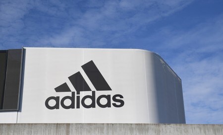 独スポーツ用品大手アディダスが６日発表した第３・四半期決算は売上高が市場予想を上回ったものの、米歌手カニエ・ウエストさんとの共同企画「Ｙｅｅｚｙ」ブランドのスニーカー販売がいまひとつの結果に終わった。独ヘルツォーゲンアウラハで８月撮影（２０１９年　ロイター/ANDREAS GEBERT）