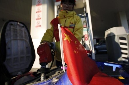 　９月１２日、中国の石油精製品市場は秋から冬にかけて需要期に入るが、国内の供給過剰が解消することはなさそうだ。このため精製各社は製品を輸出に回す見通しで、海外市場で価格に下押し圧力が掛かる可能性がある。北京のガソリンスタンドで昨年１月撮影（２０１６年　ロイター/Kim Kyung-Hoon）