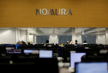 　９月１８日、米連邦準備理事会（ＦＲＢ）が１６─１７日の連邦公開市場委員会（ＦＯＭＣ）で政策金利を２５ベーシスポイント（ｂｐ）引き下げ、緩和継続を示唆したことを受け、野村は残る年内の会合で毎回２５ｂｐの利下げが行われるとの予想を示した。写真は、野村證券大手町本社のトレーディングフロア。東京で２０１６年１１月撮影（２０２５年　ロイター/Toru Hanai）