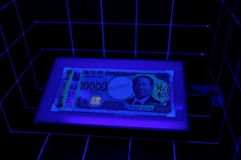 8月１日、現在の劇的な円高は、最も強力な味方を引き連れている。写真は円紙幣のサンプル。都内の貨幣博物館で７月代表撮影（２０２４年　ロイター）