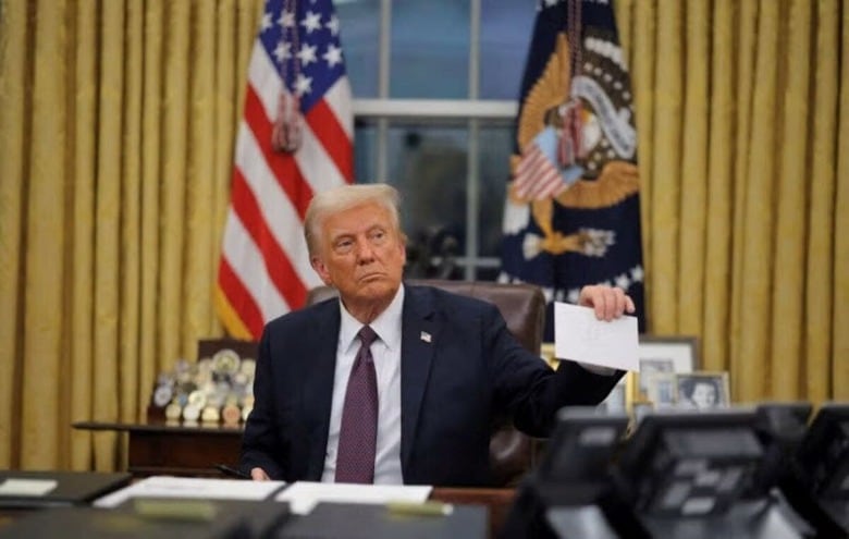トランプ米大統領は２４日、ロシアによるウクライナ侵攻開始から３年となるのに合わせ開催された主要７カ国（Ｇ７）首脳のテレビ会議で、紛争終結を目指す考えで一致したと、トゥルース・ソーシャルへの投稿で明らかにした。写真は１月、ホワイトハウスで撮影（２０２５年　ロイター/Carlos Barria）