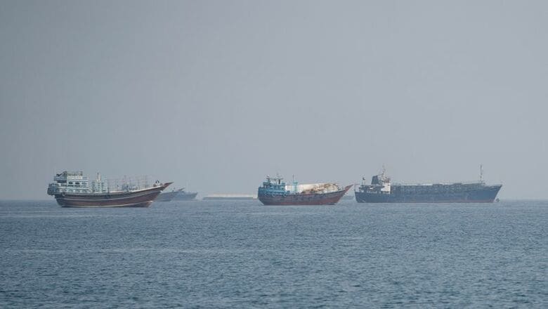 ホルムズ海峡付近の船舶。オマーンのムサンダムで２４日撮影。REUTERS