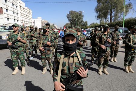 　１月２２日、米ホワイトハウスは、トランプ大統領がイエメンの親イラン武装組織フーシ派を「外国テロ組織（ＦＴＯ）」に再指定したと発表した。写真はパレードに参加するフーシ派の戦闘員。イエメンのサヌアで昨年１２月撮影（２０２５　ロイター／Khaled Abdullah）
