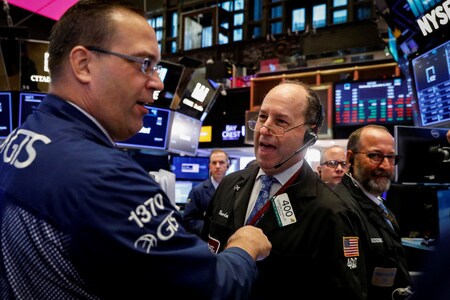 　９月１２日、米国株式市場は続伸。金融株が上げを主導し、Ｓ＆Ｐ総合５００種は前日に続き終値での過去最高値を更新した。写真はＮＹ証券取引所のトレーダー、６日撮影（２０１７年　ロイター/Brendan McDermid）