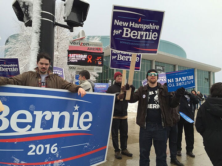 サンダース支持者の中にはヒラリーを「体制」側とみなして攻撃する若い男性たちがいる（ニューハンプシャー州予備選イベントで、筆者撮影）