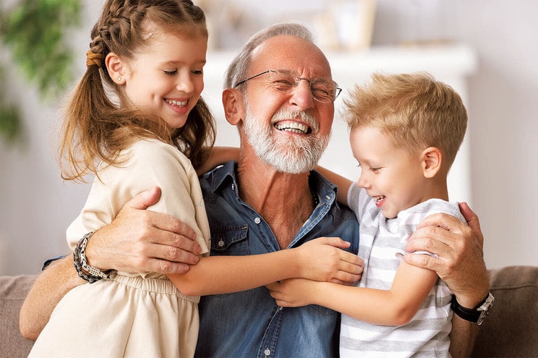 幼い子供との触れ合いは高齢者の心身の健康に良いはずだが　EVGENYATAMANENKO/ISTOCK