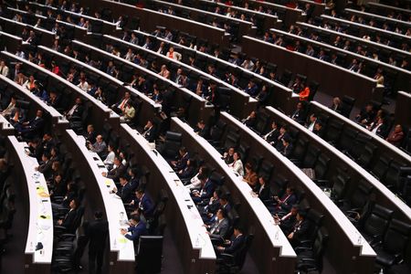 ７月２５日、タイの国会議長は２７日に予定されていた首相選出投票を延期した。タイの国会で１９日撮影（２０２３年　ロイター/Chalinee Thirasupa）