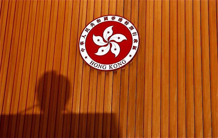 香港政府トップの林鄭月娥（キャリー・ラム）行政長官が「逃亡犯条例」改正案の正式撤回を表明したことを受け、中国政府系の英字紙チャイナ・デーリーは、デモ参加者にはもはや暴力的な行為を継続する理由はないと論じた。写真は９月３日に会見した行政長官の影。香港で撮影（２０１９年　ロイター/Kai Pfaffenbach）