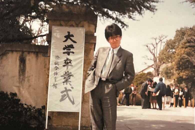 大江は83年、関西学院大学在学中に オーディションに合格してデビュー　SENRI OE