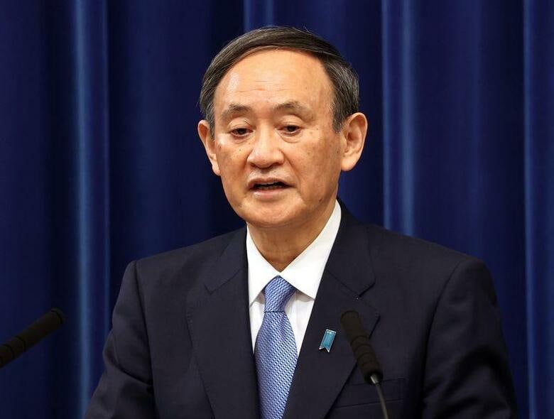 菅義偉首相は、大阪府と愛知県などを緊急事態宣言に追加する可能性を問われ、「そうした地域とも連携し、しっかり対応していきたい。状況を確認した上で対応していきたい」と語った。都内で４日代表撮影（２０２１年　ロイター）