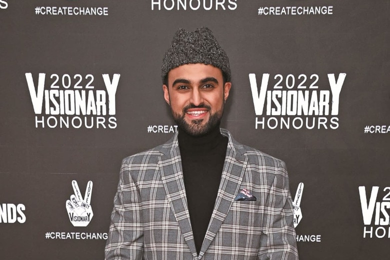 理解に向けて　アーメディの活動は高く評価（3月のビジョナリー・アーツ財団の授賞式で）