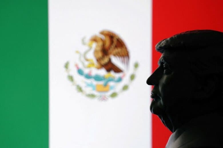 トランプ米大統領のイメージとメキシコ国旗。2025年7月撮影。REUTERS/Dado Ruvic