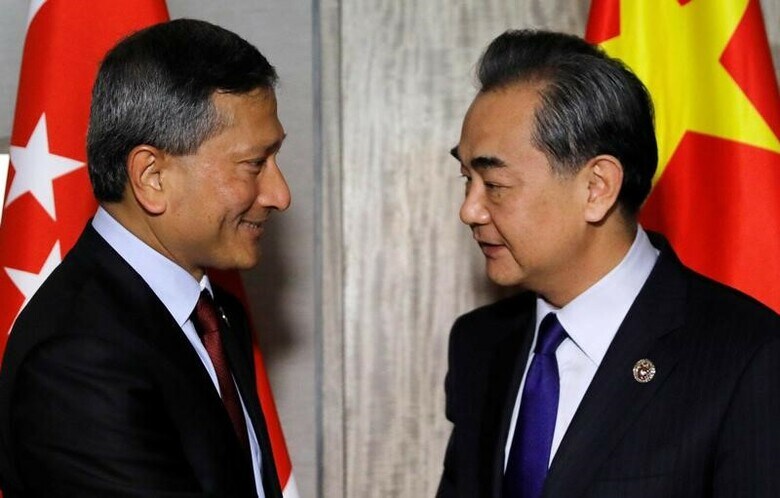 ８月８日、中国は、南シナ海での自国の行動に対する批判の再燃を恐れ、それが現実とならないようシンガポールに圧力をかけているという。写真は６日、マニラで会談する中国の王毅外相（右）とシンガポールのバラクリシュナン外相（２０１７年　ロイター/Erik De Castro）