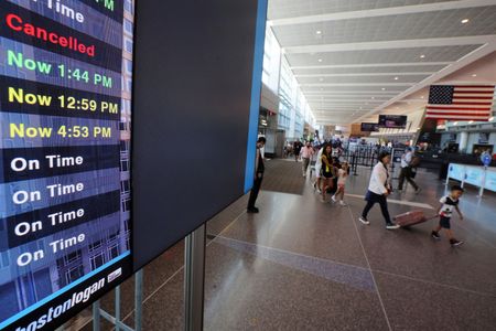 航空機の運航状況を追跡するウェブサイト「フライトアウェア」によると、今年１─７月の米航空会社の欠航・遅延便数が２０１９年の同期間を上回った。資料写真、ボストンのローガン空港、６月撮影（２０２２年　ロイター／Brian Snyder）