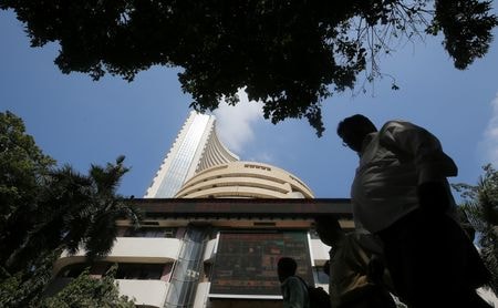 　インドの株式市場が中国に代わって急成長する主要新興国市場とみなされ、内外から資金流入が続いている。写真はボンベイ証券取引所の前を歩く人。２０１９年５月撮影（２０２４年　ロイター/Francis Mascarenhas）