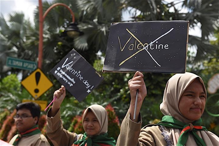 バレンタインデーの反対運動を行うインドネシアの女学生　Antana Photo Agency - REUTERS