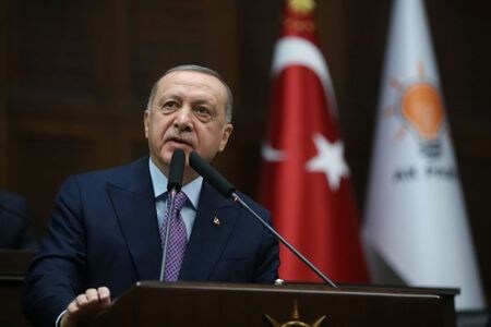 ２月２６日、トルコのエルドアン大統領（写真）は、シリア北西部イドリブ県にトルコ軍が設置した停戦監視拠点から週内にシリアのアサド政権軍を排除する計画を明らかにした。アンカラの議会で撮影。大統領府提供（２０２０年　ロイター）