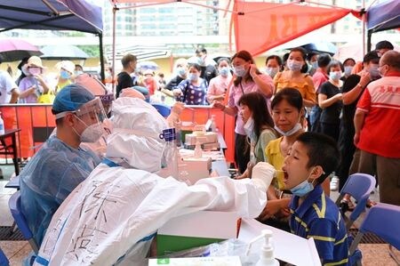 　６月８日、中国広東省は今週、５月以降の新型コロナウイルス感染拡大を受け、一部の都市で集団検査を強化した。感染が１件も報告されていない地域も含まれる。写真は広東省広州で５月３０日撮影（２０２１年　ロイター/cnsphoto）