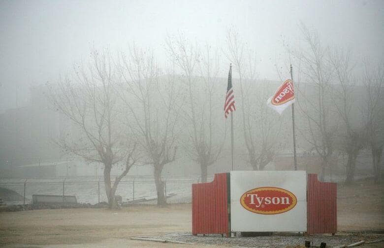 米食肉加工最大手タイソン・フーズは、国内のスーパーマーケットなどの店頭に並ぶ牛肉、豚肉、鶏肉などの精肉が不足する可能性があると警告した。ワシントン州バーバンクで2013年12月撮影（2020年　ロイター/Ross Courtney）