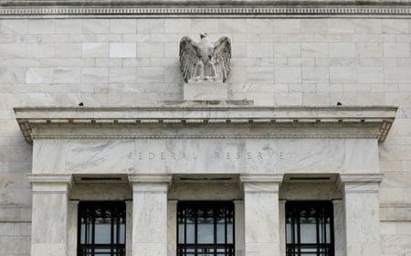 　米ＦＲＢ当局者らは、依然として景気回復と雇用の後押しが必要と語りながらも、金融緩和の縮小時期を議論することに近付いていると認め始めている。写真はワシントンのＦＲＢ本部。２０１８年８月撮影（２０２１年　ロイター／Chris Wattie）