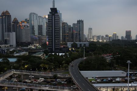 　４月２４日、インドネシアのスリ・ムルヤニ財務相は通商面の緊張があっても、今年の同国の経済成長率は５％前後を維持する公算が大きいとの見方を示した。写真は昨年８月、ジャカルタで撮影（２０２５年　ロイター/Ajeng Dinar Ulfiana）