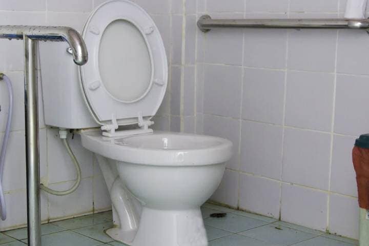 便器の真横で寝れるか…（写真はイメージ）Guykung1204/shutterstock