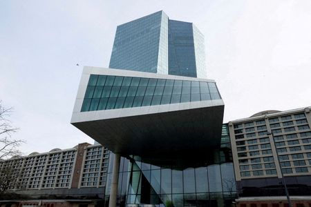 欧州中央銀行（ＥＣＢ、写真）理事会メンバーのナーゲル独連銀総裁は２３日、ＥＣＢは利下げ実施前にインフレ率が目標の２％に回帰していると確信する必要があると述べた。２０２３年３月撮影（２０２４年　ロイター/Heiko Becker）