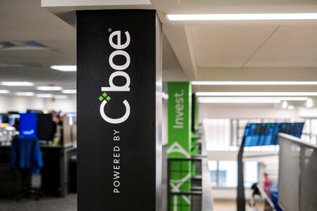 　３月９日、取引所運営会社Ｃｂｏｅグローバル・マーケッツは、ブラックロックの主力ビットコイン現物上場投資信託（ＥＴＦ）オプションのボラティリティー指数を立ち上げる計画を発表した。写真はＣｂｏｅグローバル・マーケッツのロゴ。米イリノイ州シカゴの本社で２０２４年４月撮影（２０２６年　ロイター/Jim Vondruska）