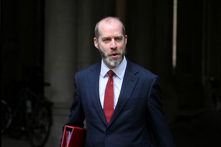 英国のレイノルズ・ビジネス貿易相は６月２２日、米国のイラン核施設攻撃について英政府は事前に通告を受けていたが、米英が共有するインド洋のディエゴガルシア基地使用の要請はなかったと明らかにした。６月１１日、ロンドンで撮影（２０２５年　ロイター/Jaimi Joy）