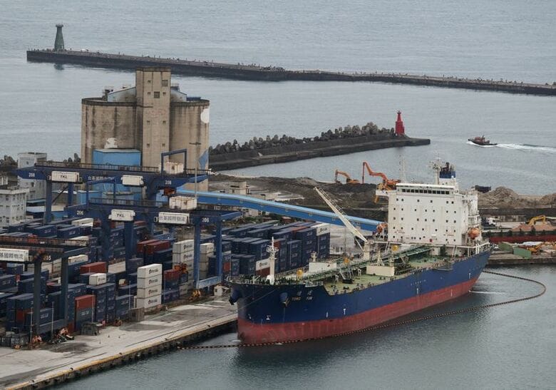 19日、台湾の港に停泊する石油タンカー。REUTERS/Edgar Su