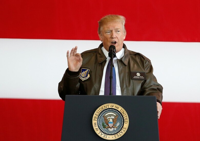 １１月５日、トランプ米大統領が午前１０時過ぎ、東京都内の米軍横田基地に到着。その後、基地内で演説し、日本は重要な同盟国であると述べるとともに、北朝鮮を念頭に米国の決意を軽視してはならないと述べた。（２０１７年　ロイター/Toru Hanai）