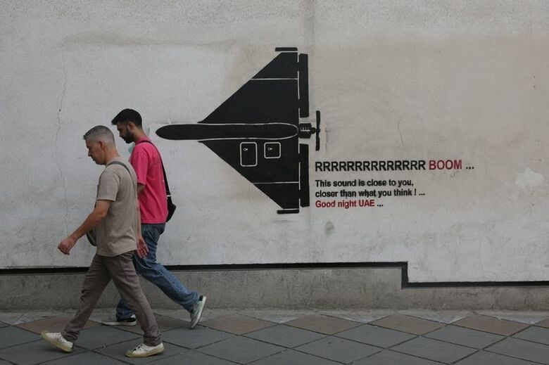 イランのドローンを描いた壁画。テヘランで9月9日撮影。WANA via REUTERS