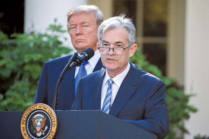 トランプ（左）と記者会見に臨むパウエル。経済学博士号を持たないFRB議長は30年ぶりだ　Carlos Barra-REUTERS