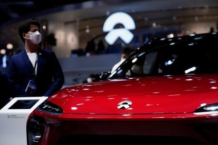 　８月１日、中国の新興電気自動車（ＥＶ）メーカー、蔚来汽車（ＮＩＯ）は、初の海外工場を９月に開設する計画であることを明らかにした。写真はＮＩＯのＥＶ。上海のオートショーで昨年４月撮影（２０２２年　ロイター／Aly Song ）