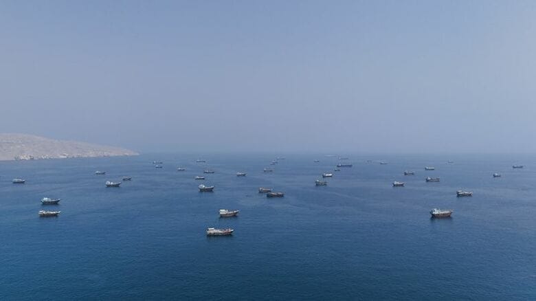 ホルムズ海峡付近の船舶。オマーンのムサンダムから８月撮影。REUTERS/Stringer