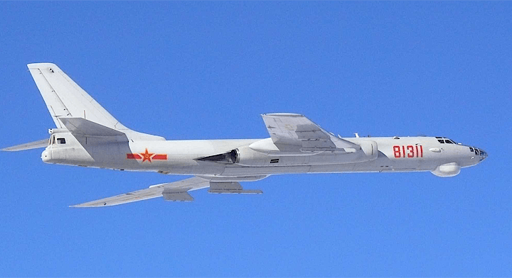 中国空軍が１８日、日本海上空で新たな遠洋訓練を実施し、韓国軍機が緊急発進した。写真は中国のH6爆撃機 (c) 防衛省