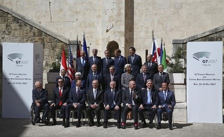 　５月１３日、麻生太郎財務相は、イタリア南部バリで開かれたＧ７財務相・中央銀行総裁会議後に記者会見し、保護貿易への懸念が「かなり解消した」との見方を示した。１３日撮影の同会議出席者の集合写真（２０１７年　ロイター/Alessandro Bianchi）