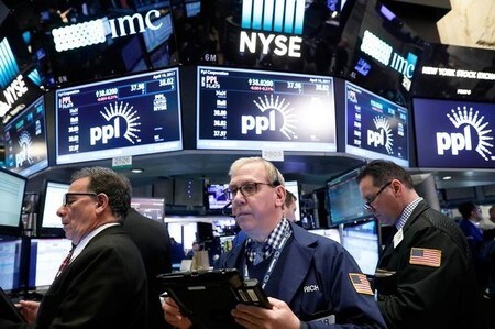 　４月１９日、米国株式市場は、Ｓ＆Ｐ総合５００種とダウ工業株３０種の両指数が続落。ナスダック総合指数は反発して取引を終えた。ニューヨーク証券取引所で撮影（２０１７年　ロイター/Brendan McDermid）