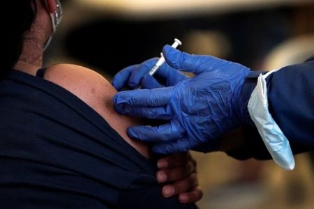 　９月４日　カリフォルニア、オレゴン、ワシントンの米西海岸３州は３日、ワクチンの統一的な推奨を行うための新たな連携の枠組み「ウエストコースト・ヘルス・アライアンス（ＷＨＡ）」を結成したと発表した。写真は２０２１年１２月、カリフォルニア州のロサンゼルス国際空港で撮影（２０２５年　ロイター／Bing Guan）