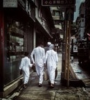 激レアな香港を求めている人向け、棺桶と骨壺屋がずらりと並ぶ一角にある異色カフェ