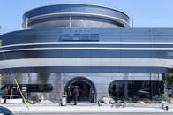 マスクの7年越しの夢...テスラ初の「近未来ダイナー」がSNSで大人気に、盛り上がりすぎて「まさかの事態」に発展