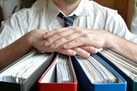 日本の公務員は先進国で最も少なく、収入レベルは突出して高い