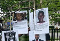 今度は殺害された黒人6人の写真が吊るされた