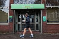英企業の3割超、新卒・未経験者向け求人を削減＝調査