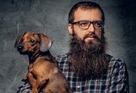 男のあごひげには犬の体毛より多くの細菌が存在する：スイス研究結果